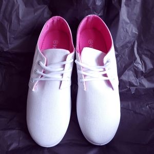 White Sneaker - Size 6 ~ 6.5